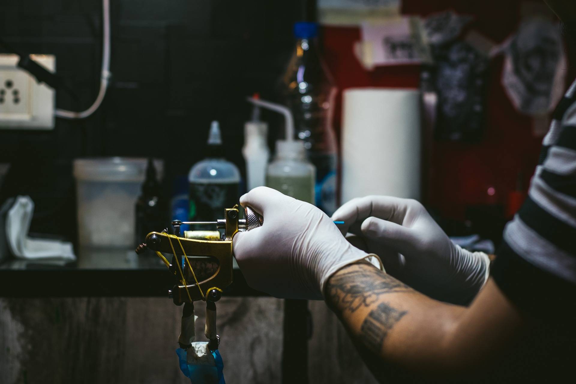 aiguilles et déchets d'un salon de tatouage. Comment les traiter?